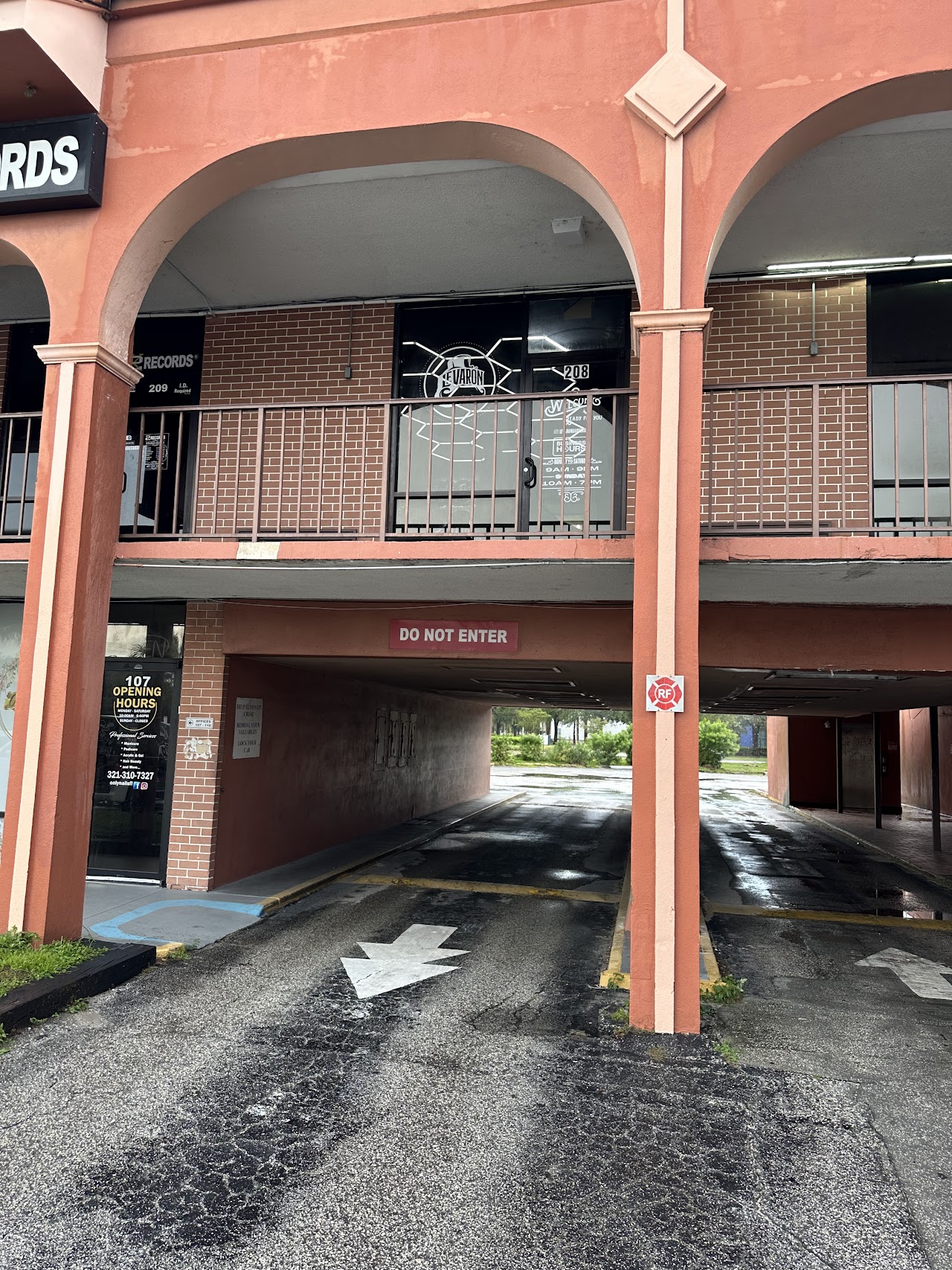 Le Varon Barbershop storefront entrance in Orlando, Florida